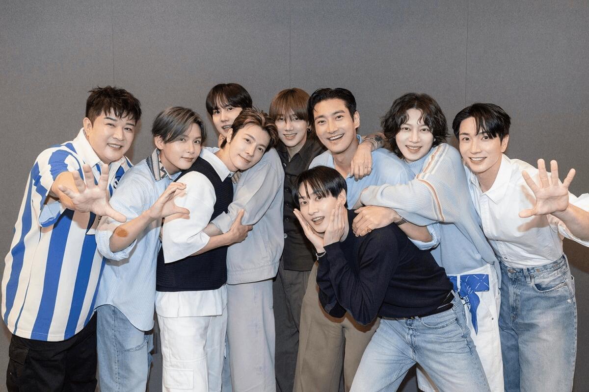 Discovery splash banner for Super Junior Discord server