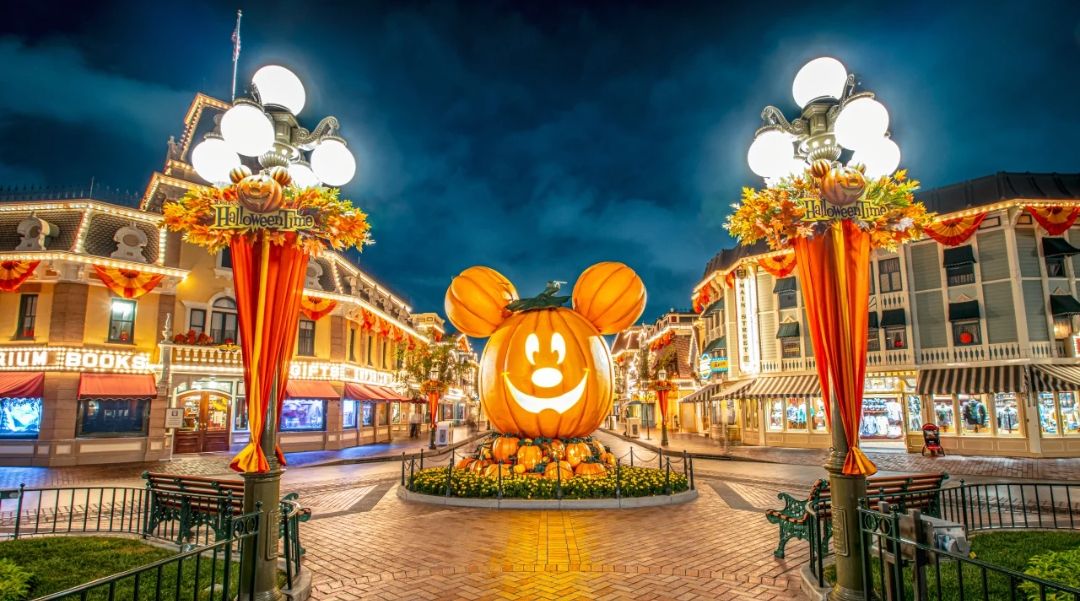 Discovery splash banner for /r/disneyland Discord server
